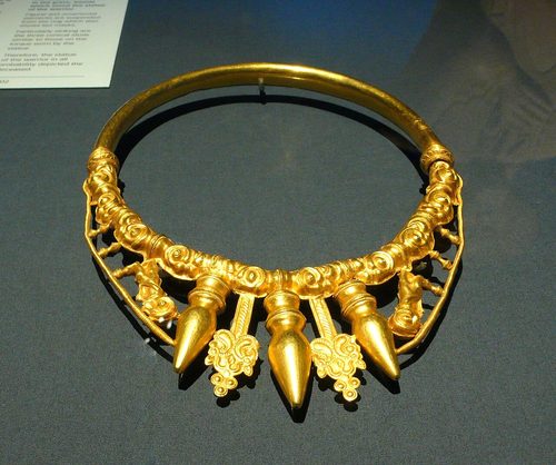 Gold torc with baluster ornament from the princely burial at the Glauberg, Hesse, about 400 BC.