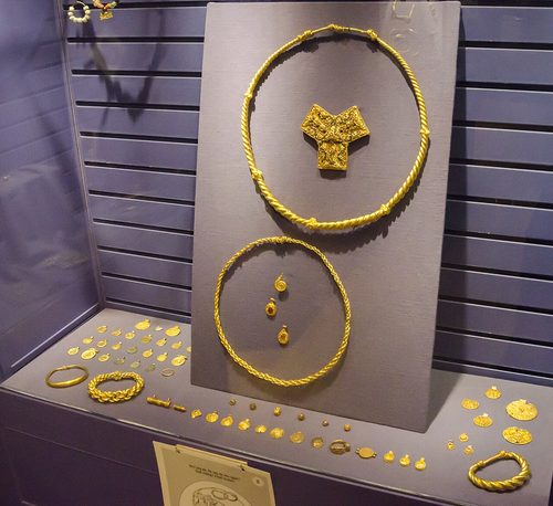 The neck-rings and trefoil mount on display in Oslo.