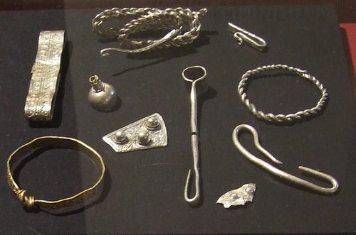 Arm-rings, the gold arm-ring and brooch fragments from the hoard.