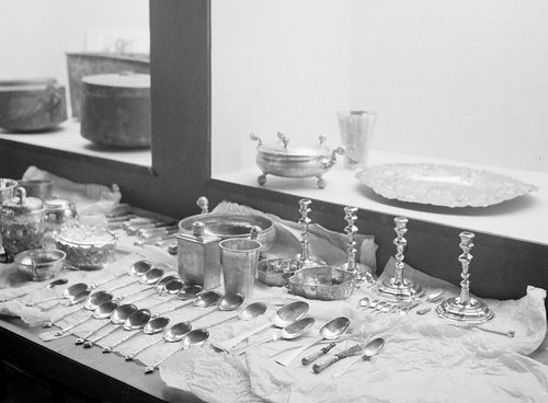 The Lohe silver laid out for exhibition at the Stockholm City Museum, 1942 (photo Lennart af Petersens).