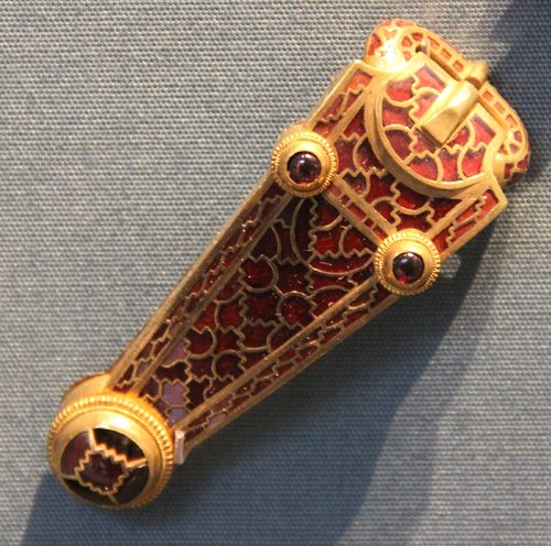 Gold and garnet fitting from the sword belt. British Museum.