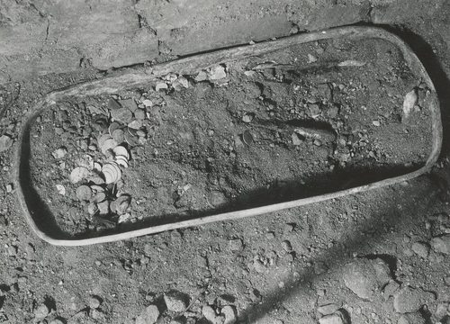 The pit under the cellar floor at Lilla Nygatan 5, October 1937 (photo G. Löwendahl, Stockholm City Museum).