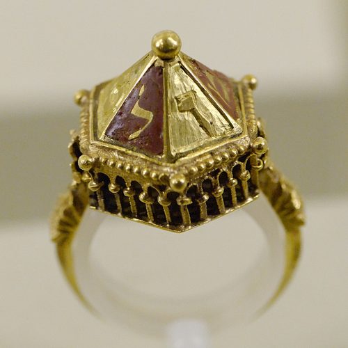The Colmar wedding ring seen from the side, showing the miniature roof with Hebrew letters, Musée de Cluny.