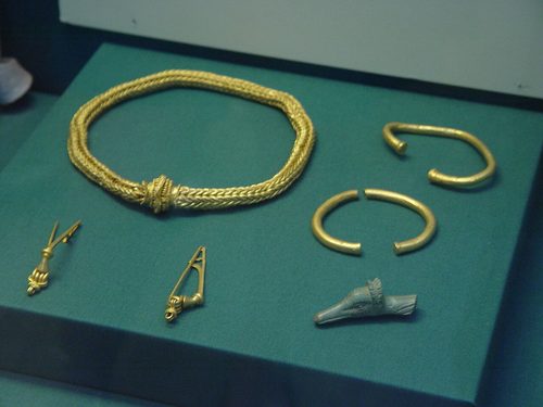 The Winchester torc and brooches on display. British Museum.