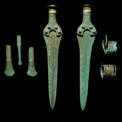 The companion finds: two swords, two axes, a chisel and two spiral arm rings. State Museum of Prehistory, Halle.