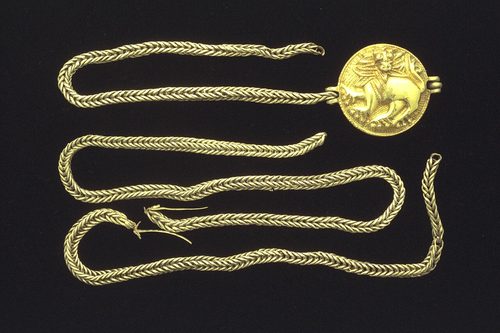 Neck chains and a pendant from the Dune treasure, Swedish History Museum.
