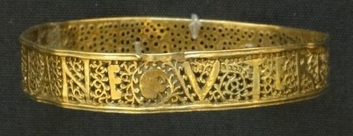 Openwork gold bracelet from the Hoxne hoard reading VTERE FELIX DOMINA IVLIANE.