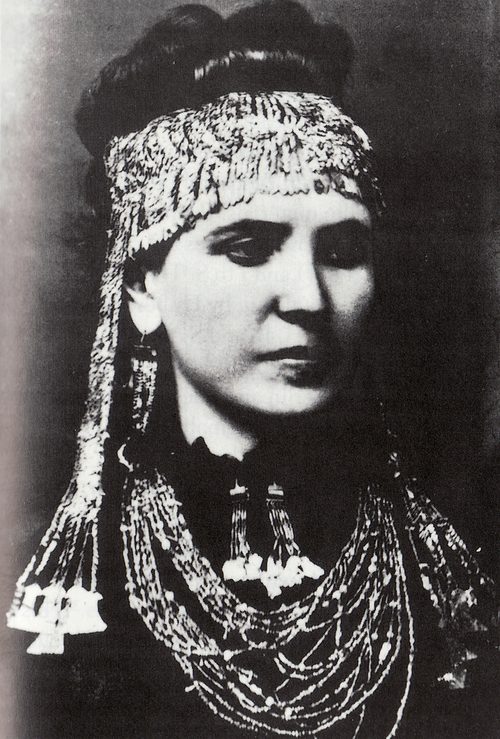 Sophia Schliemann wearing the large diadem and other jewellery, photographed about 1874.