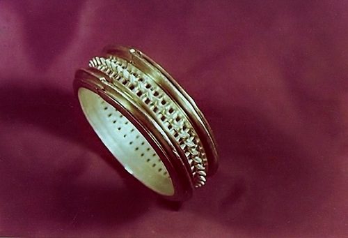 Gold bracelet no. 28, moulded and pierced.
