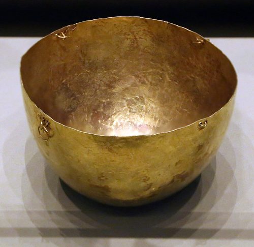 The small gold bowl, perhaps a model cauldron. National Museum of Ireland.