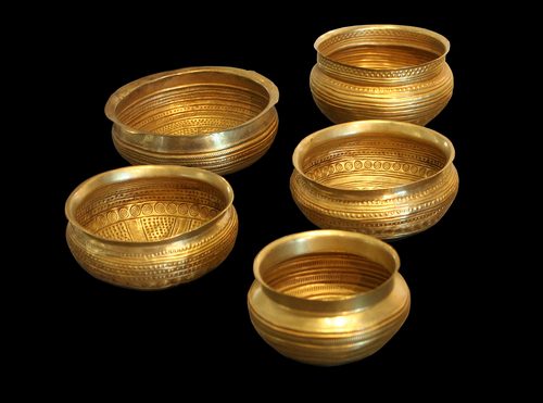 Replicas of five of the eight gold bowls. Museum für Vor- und Frühgeschichte, Berlin.