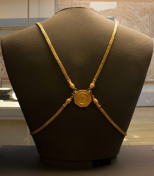 The gold body chain from the Hoxne hoard, shown from the back, British Museum (visitor's photograph).