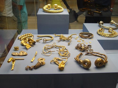 Cut torc fragments and complete rings from the 1990 finds on display. British Museum.