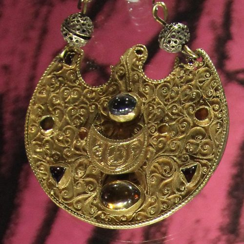 Gold pendant with filigree, enamel and stones from the Środa Treasure, Regional Museum, Środa Śląska.