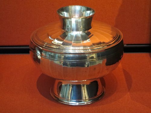 Footed hemispherical bowl with its lid, British Museum.