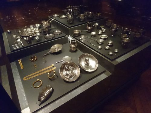 The Boscoreale silver and jewellery displayed in the Louvre.