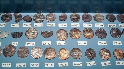 Dirhams from Iraqi mints in the Spillings hoard, labelled with their dates of striking, Gotlands Museum.