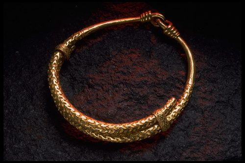 Detail of the knot-like binding on the neck-ring.