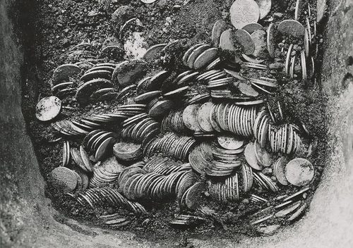 Coins of the Lohe Treasure in their kettle during excavation, October 1937 (photo G. Löwendahl, Stockholm City Museum).