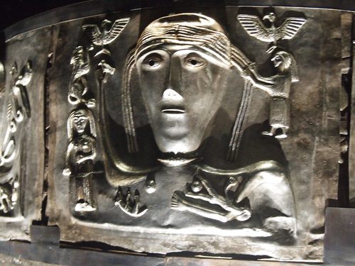 Outer plate with a torc-wearing head.
