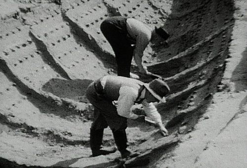 The impression of the ship's hull and rivets during the 1939 excavation (still from a contemporary film).